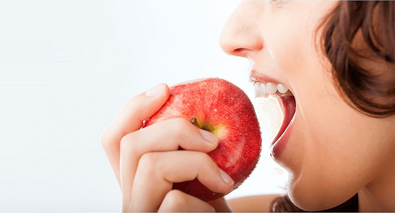 She s eating an apple. Face кусает яблоко.