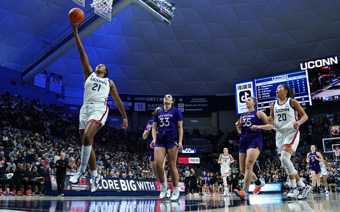 Women's Top 25 - Sarah Strong Leads UConn to Dominant 88-52 Win Over Holy Cross