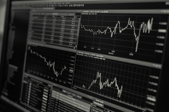US Markets Slide as Moody’s Downgrade Stokes Fiscal Fears