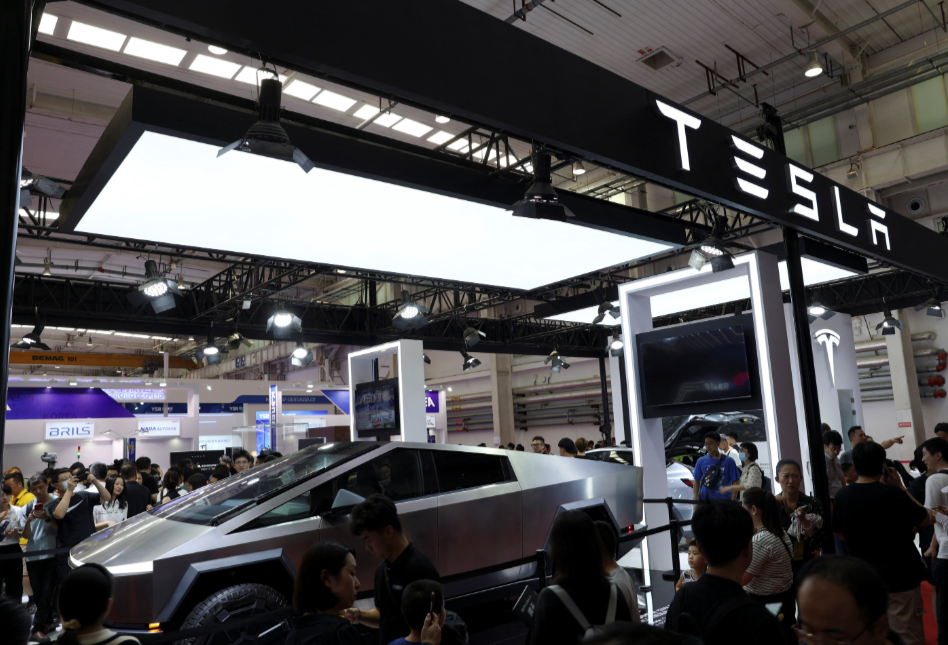 Canada Eases EV Import Barriers, Putting Tesla Ahead of Chinese Rivals